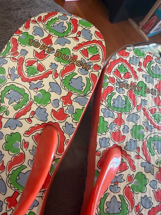 Tory Burch Red Strap Floral Print Logo Flip Flops - Picture 3 of 3